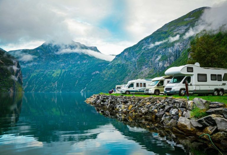 THE MENTAL HEALTH BENEFITS OF IMMERSING YOURSELF IN NATURE AND LIVING AN CAMPERVAN LIFESTYLE