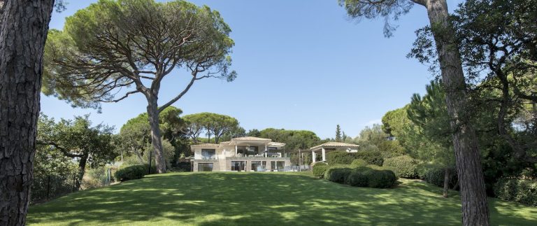 How many people in the world can afford a 10,000,000 EUR property in Saint Tropez?