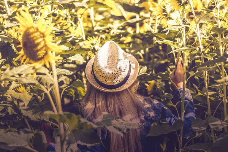 How To Wear a Straw Fedora Women’s Hat: Styling Tips