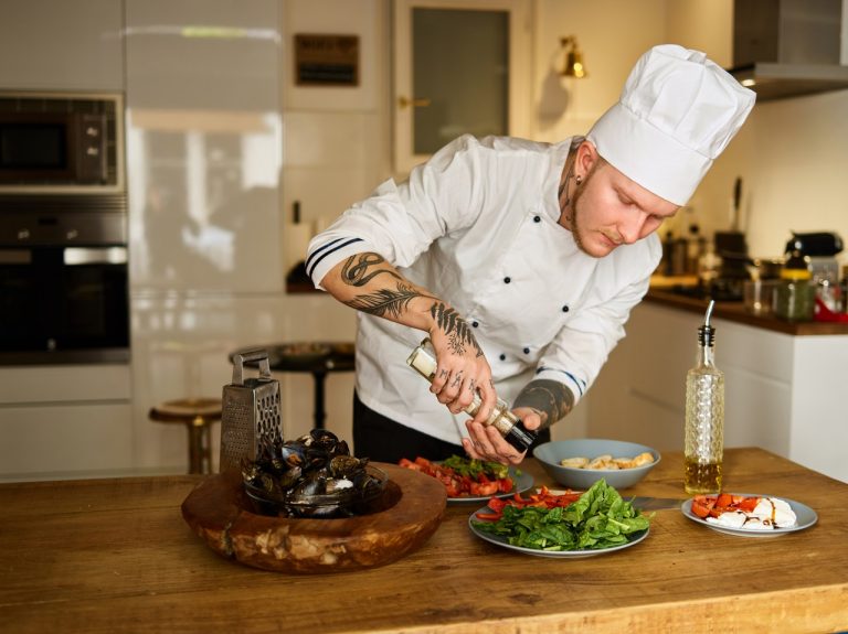 The top 5 items every chef uniform needs