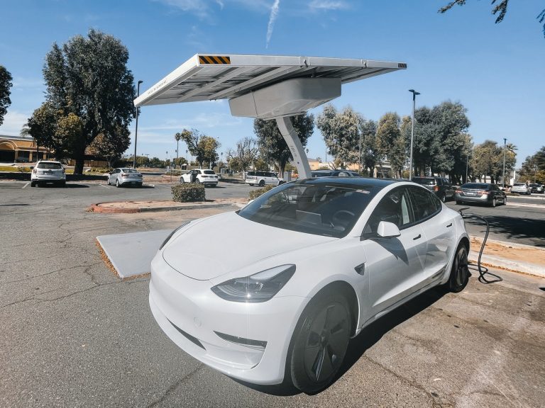 Electric Vehicles: Challenges for the future of planning and development