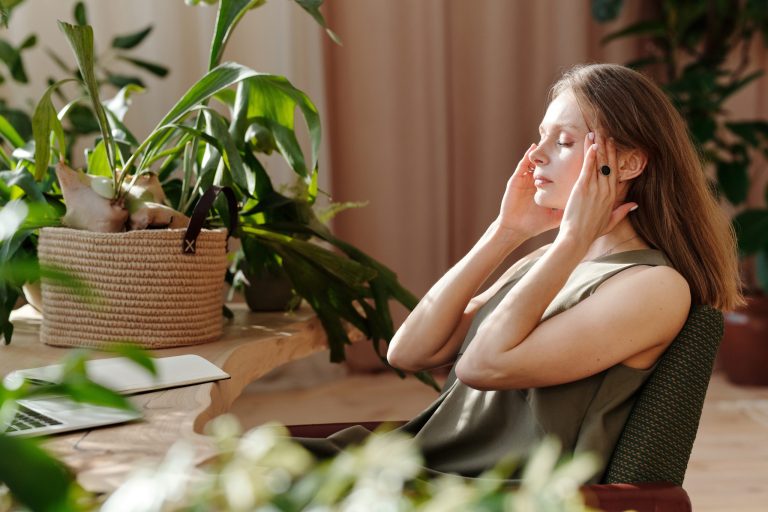What are the Differences Between Headaches and a Migraine?