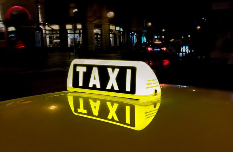 Chatty cabbies likely to earn £5 more than silent drivers, new survey on taxi tipping finds