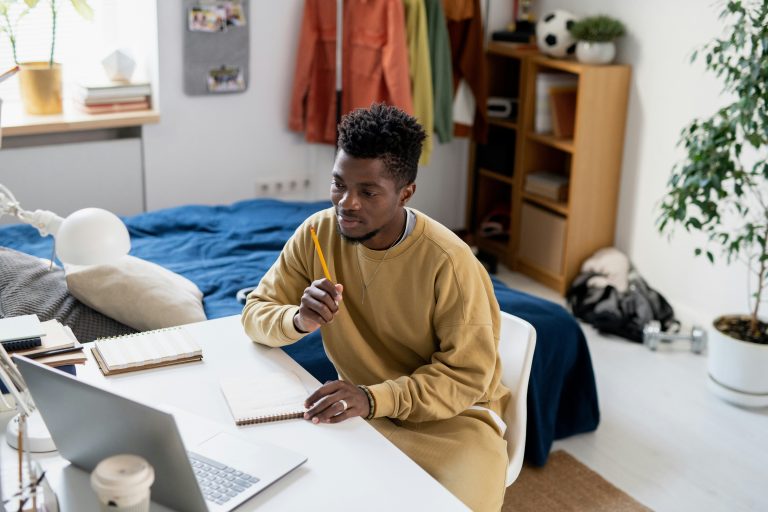 NatWest Student Living Index Shows 154% Surge in Time Students Spend on Part-Time Work
