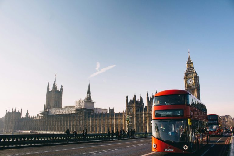Ipsos Poll Reveals 77% of Britons Rate Economy Poor, Increasing Blame on Labour Government