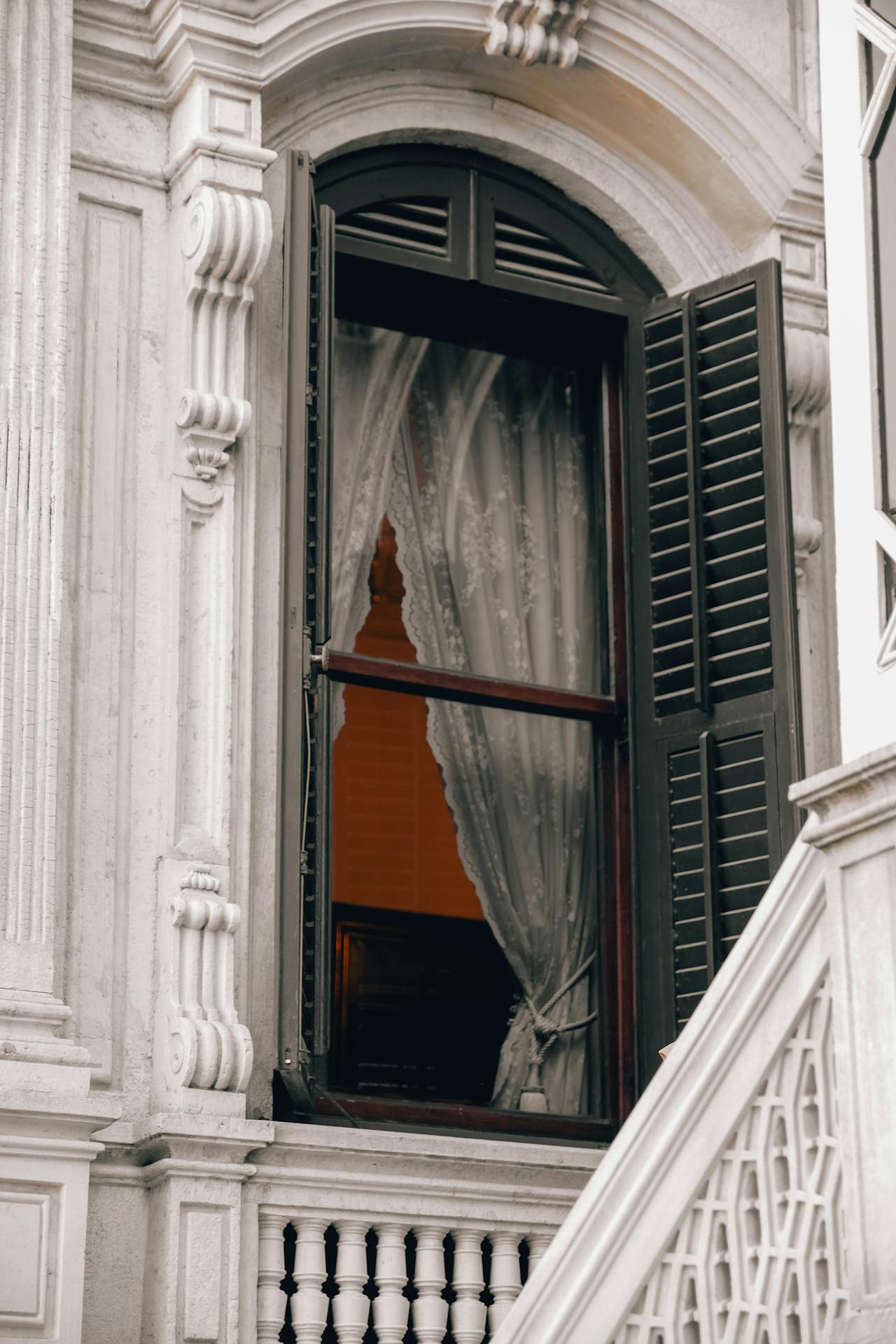 Sash window shutters