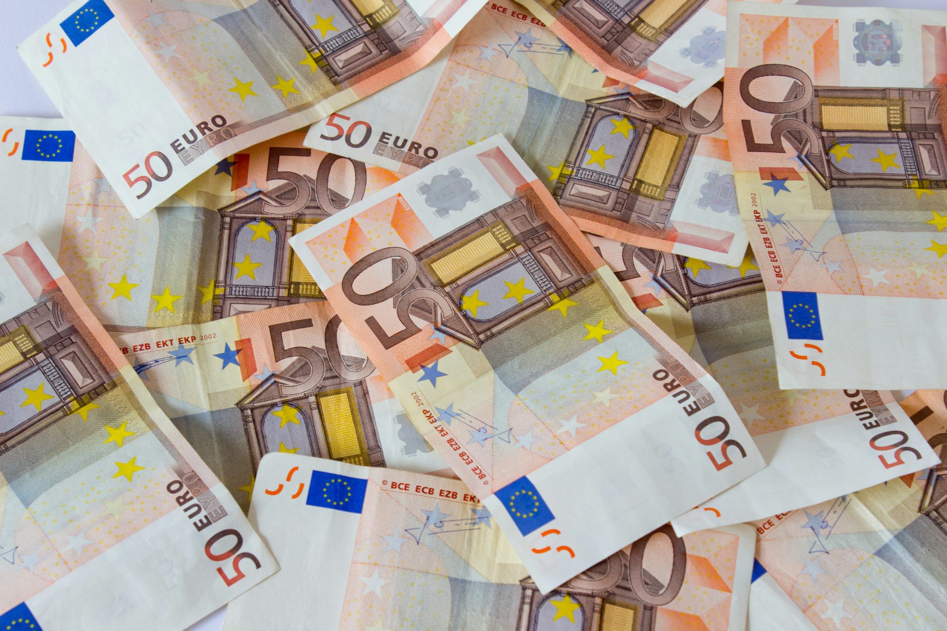 Euro Soars as Confidence in US Dollar Crumbles, Says deVere CEO