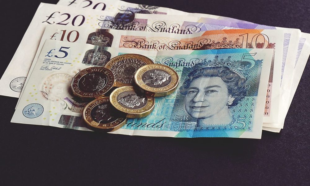 Frozen Income Tax Thresholds and Fiscal Drag Before the Autumn Budget: UK banknotes and pound coins, as households weigh what frozen thresholds mean for take-home pay